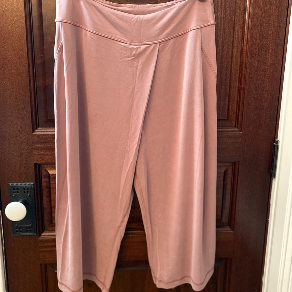 NWT Lululemon wide leg HR pull on crop
